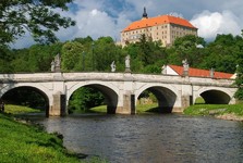 Vandal v Náměšti poničil vzácnou sochu na mostě