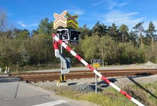 Řidič kamionu v Rapoticích ignoroval blikající přejezd. Závoru rozlomil na dva kusy Řidič kamionu v Rapoticích ignoroval blikající přejezd. Závoru rozlomil na dva kusy