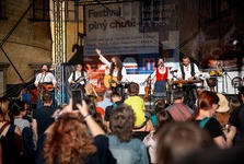 OBRAZEM: Zámecký areál v Moravském Krumlově ožil prvním letošním Festivalem plným chuti